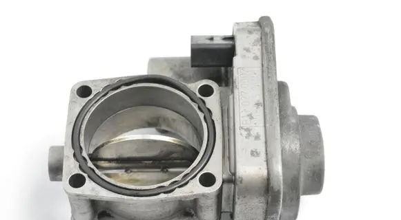 Opel Astra J Throttle valve 8981052101