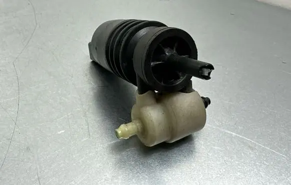 Volkswagen PASSAT B8 Windscreen/windshield washer pump 1K6955651 3122789