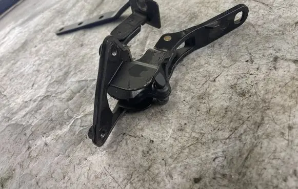 Volvo V70 Tailgate/trunk/boot hinge