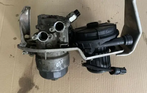 BMW M6 Oil filter mounting bracket 7836449