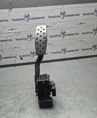 Accelerator throttle pedal