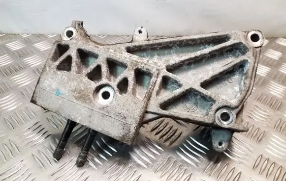 Hyundai Santa Fe Engine mounting bracket