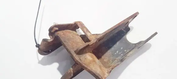 Volvo S40, V40 Engine mounting bracket