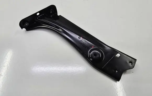 Skoda Octavia Mk3 (5E) Fender mounting bracket 5E0821141A