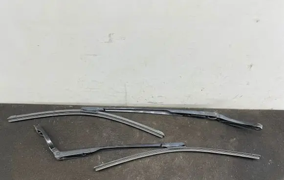 Windshield/front glass wiper blade
