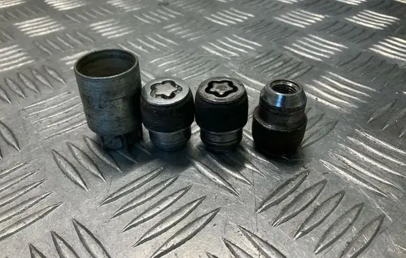 Nissan Juke I F15 Anti-theft wheel nuts and lock 