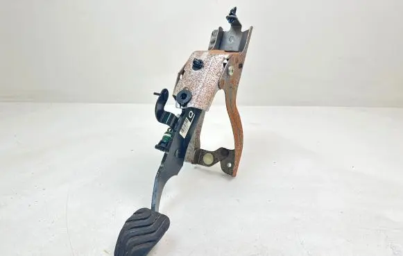 Nissan Qashqai Clutch pedal 465034BG2B08