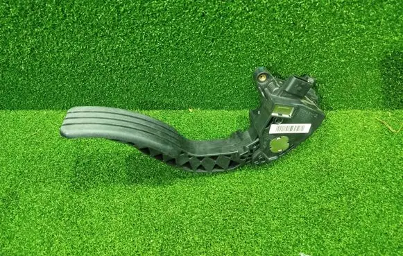 Accelerator throttle pedal