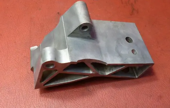 Volvo XC90 Engine mounting bracket 30741576