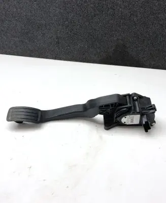 Accelerator throttle pedal