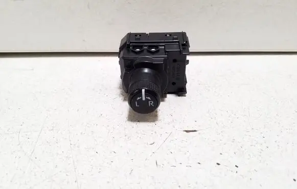 Toyota Yaris Cross Wing mirror switch 183912