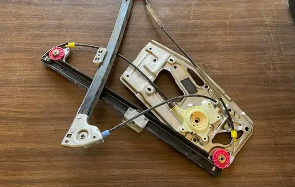 BMW 5 E39 Front window lifting mechanism without motor 8236860