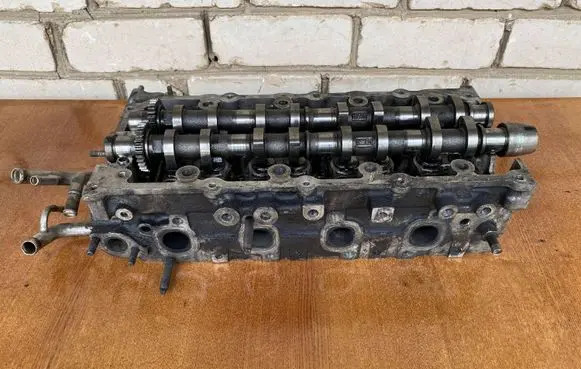 Toyota Avensis T220 Engine head 