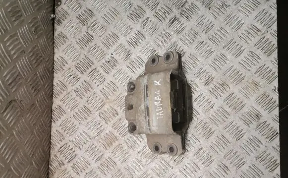 Volkswagen Touran I Engine mount bracket