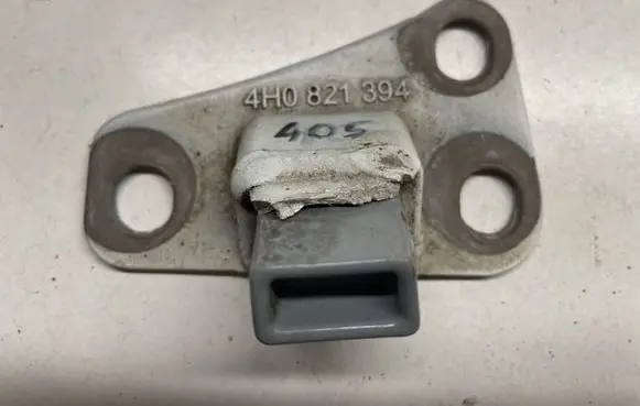 Audi A8 S8 D4 4H Fender mounting bracket 4H0821394