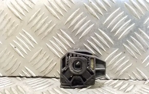 Radiator mount bracket