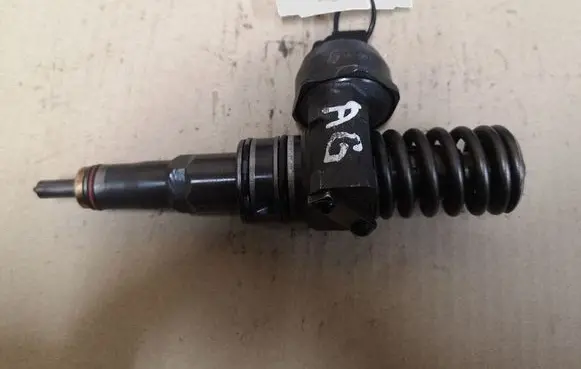 Volkswagen Touran I Fuel injector 038130073AG