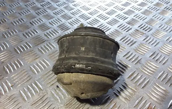 Mercedes-Benz CLK A208 C208 Engine mount bracket 2102400517