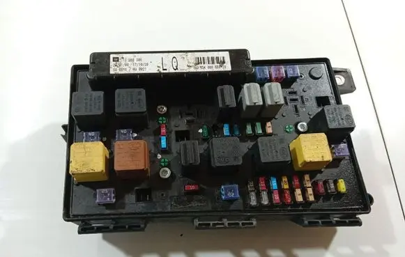 Opel Zafira B Fuse box set 13268306