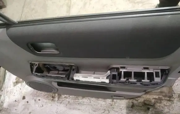 Nissan X-Trail T30 Front door card panel trim