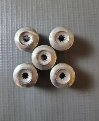 Volkswagen Touareg II Wheel nut cap/cover 7L6601173A