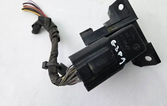 Audi A4 S4 B9 Glow plug pre-heat relay 8W0907599