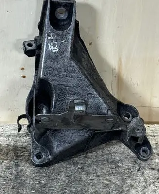 BMW 1 E81 E87 Engine mounting bracket 6760309 22116760309