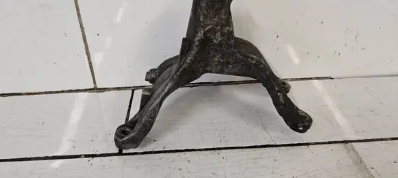 Engine mounting bracket