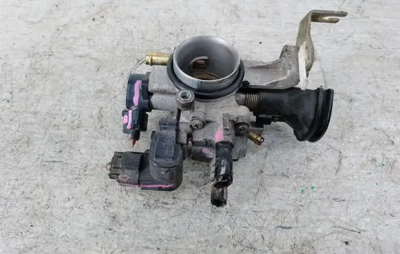 Toyota Yaris Throttle body valve 2221003010