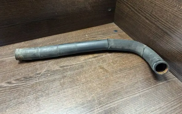 Engine coolant pipe/hose