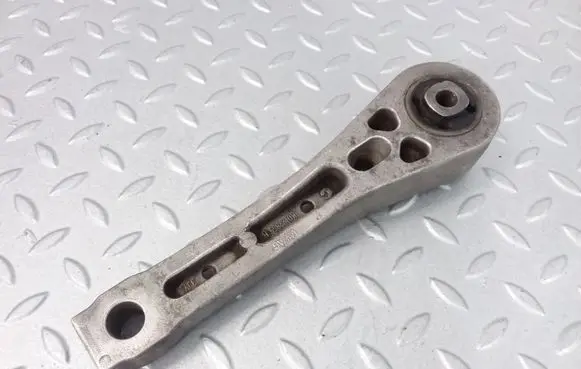 Engine mounting bracket