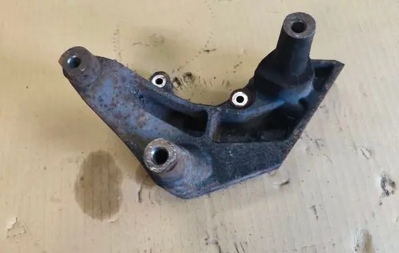 Engine mounting bracket