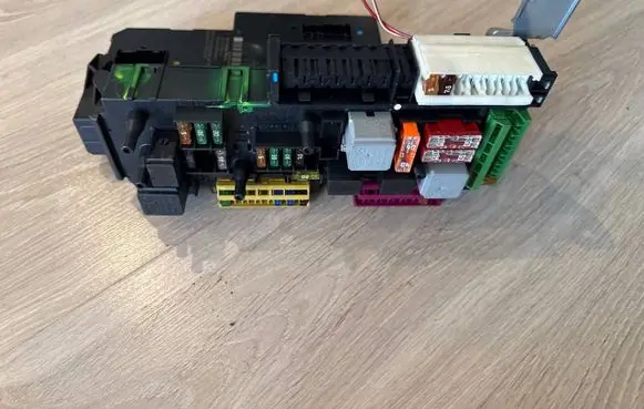 Mercedes-Benz C W204 Fuse module A2049005003 5DK01102241 2049012602