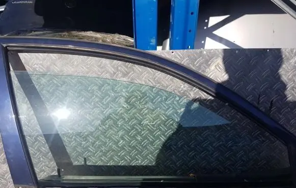 Mitsubishi Carisma Front door window glass four-door