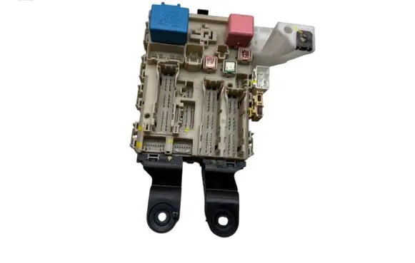 Toyota Avensis T270 Fuse module 8273005820 8273005720 308511J24