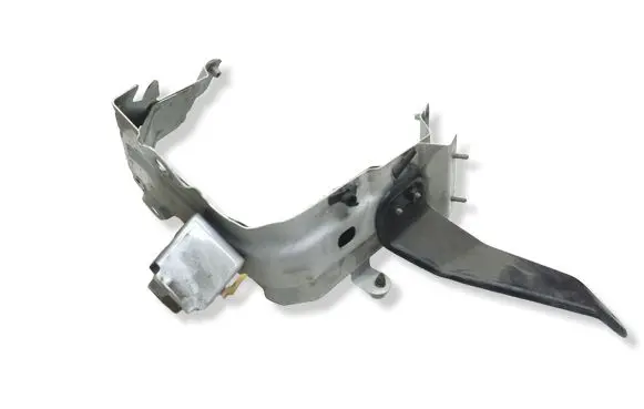 Audi Q7 4M Fender mounting bracket 4M0821137B