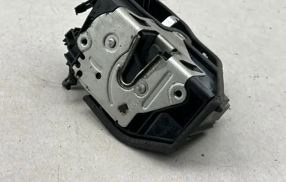 BMW 1 E81 E87 Front door lock