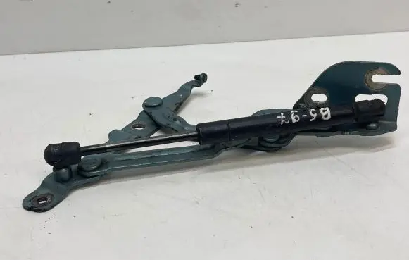Volkswagen PASSAT B5 Loading door lower hinge 