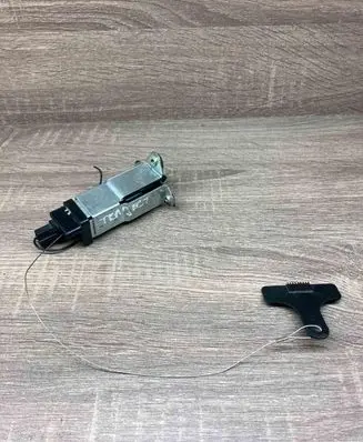 Hyundai Trajet Fuel tank cap lock motor 957803A000