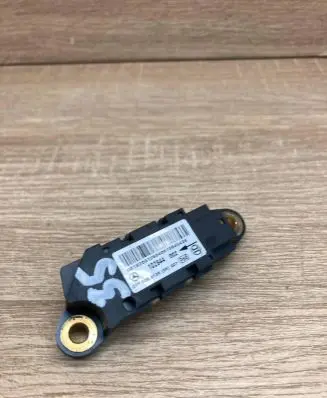 Mercedes-Benz E W211 Airbag deployment crash/impact sensor 0018209126 102844