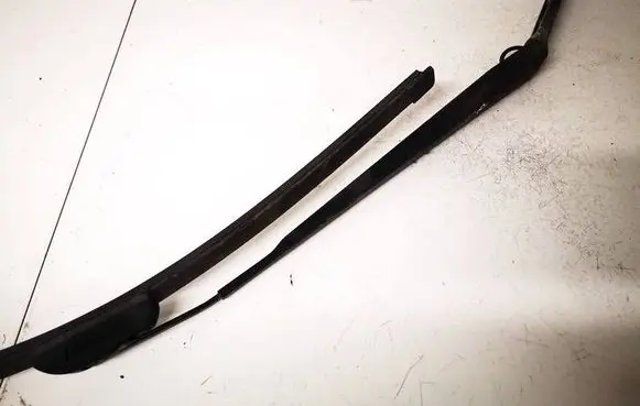 Nissan X-Trail T30 Front wiper blade arm