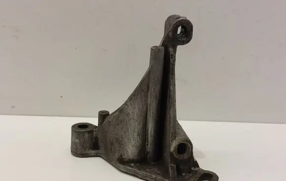 Volkswagen PASSAT B3 Engine mounting bracket 037145531A