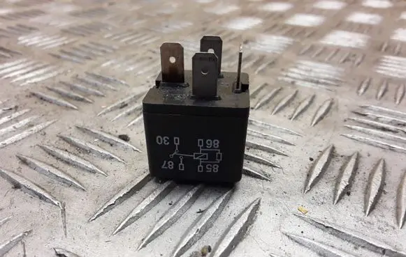Audi A6 S6 C5 4B Other relay 8D0951253A PA66GF30
