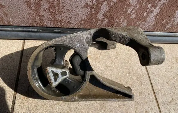 Chrysler Sebring (ST-22 - JR) Engine mount bracket 04593337AB