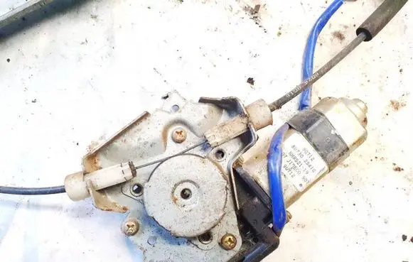 Nissan Navara D22 Front door window regulator motor 807302s410 90712
