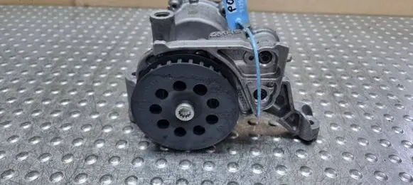 Volkswagen Golf VII Oil pump 04L145208H