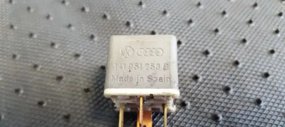 Volkswagen PASSAT B3 Other relay 4RA00351029 141951253B