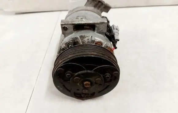 Renault Clio IV Air conditioning (A/C) compressor (pump) 926002325R