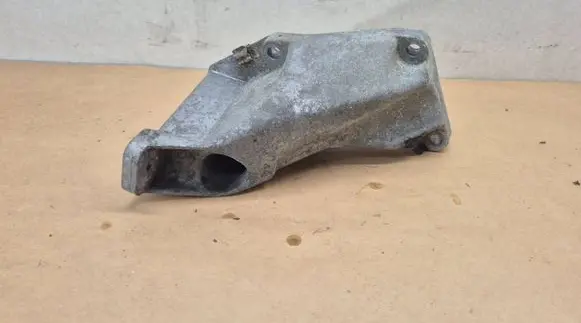 Engine mounting bracket