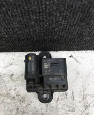 Mercedes-Benz Sprinter W906 Glow plug pre-heat relay 0522120204 A6519000900
